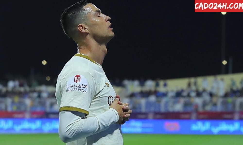 Ronaldo lập cú đúp trận thứ ba liên tiếp