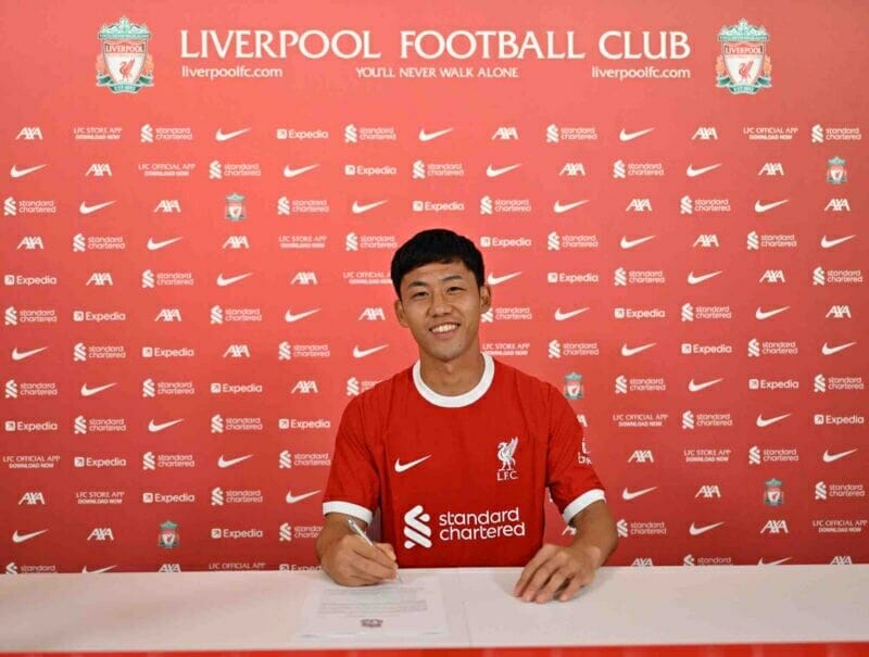 CHÍNH THỨC! Wataru Endo ra mắt Liverpool, ký hợp đồng tới 2026