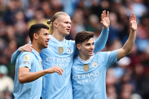 Manchester City nắm lợi thế trong cuộc đua vô địch Ngoại hạng Anh